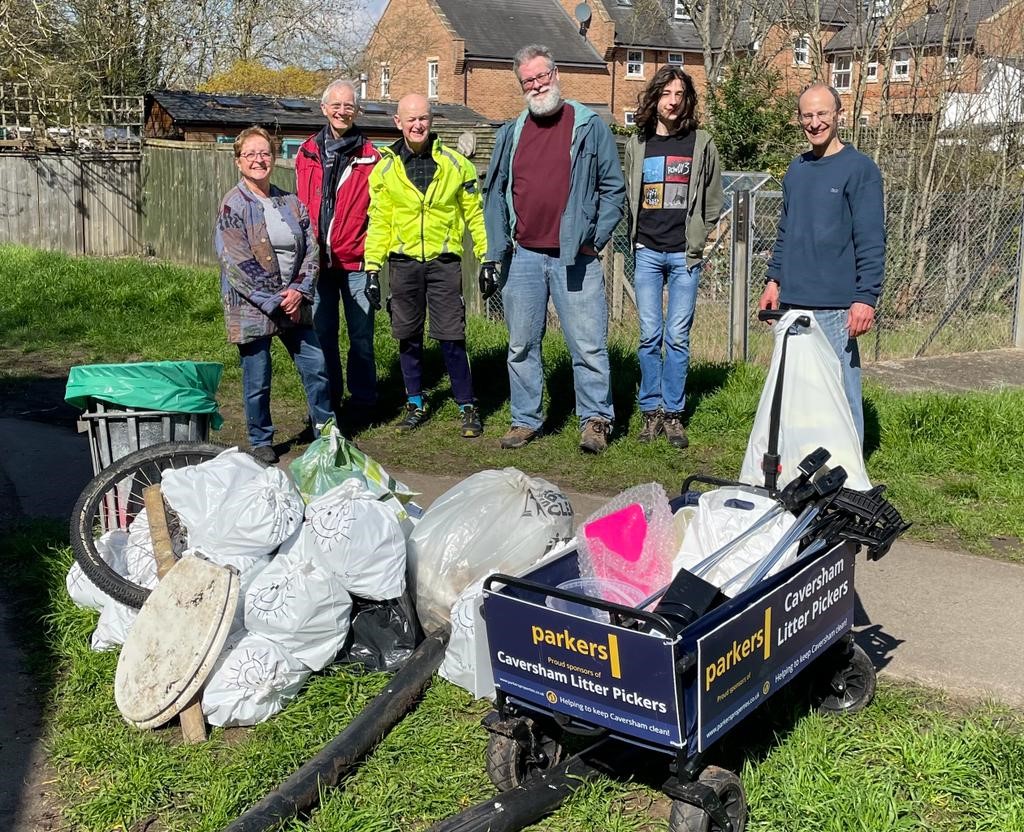 CavershamTidy's tweet image. Mill Green, Mill Road, Coldicut St, Queen&apos;s Rd and King&apos;s Rd in Caversham tidied up. Pickings included toilet seat, leopart print pants, lots of glass bottles and about 25 small bags of rubbish. 
Supported by @ParkersCaversh 
#keepcavershamtidy #RG4 #trashtag