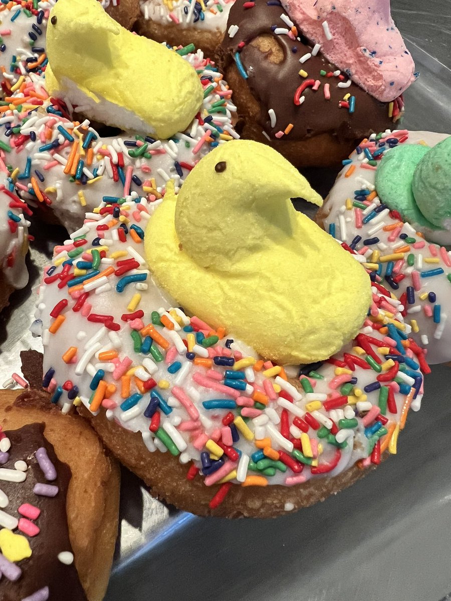 The peeps are making their Easter weekend appearance. #peeps #easter #glenviewbreakfast #gurneedonuts #glenviewgrind #allthingsglenview