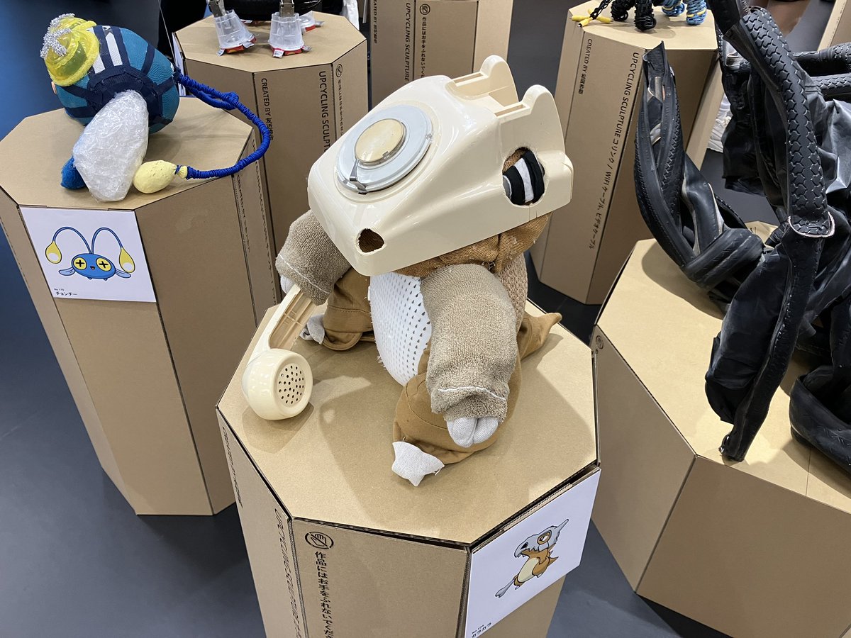koya_ma_shun's tweet photo. ポケモンと考えるアート・環境教育展
ケーブルとか食器とかの廃材でポケモンを再現してた。ヘボコンみあるカラカラとアルセウスゲットしたかったー https://t.co/PfRAHx6yDX