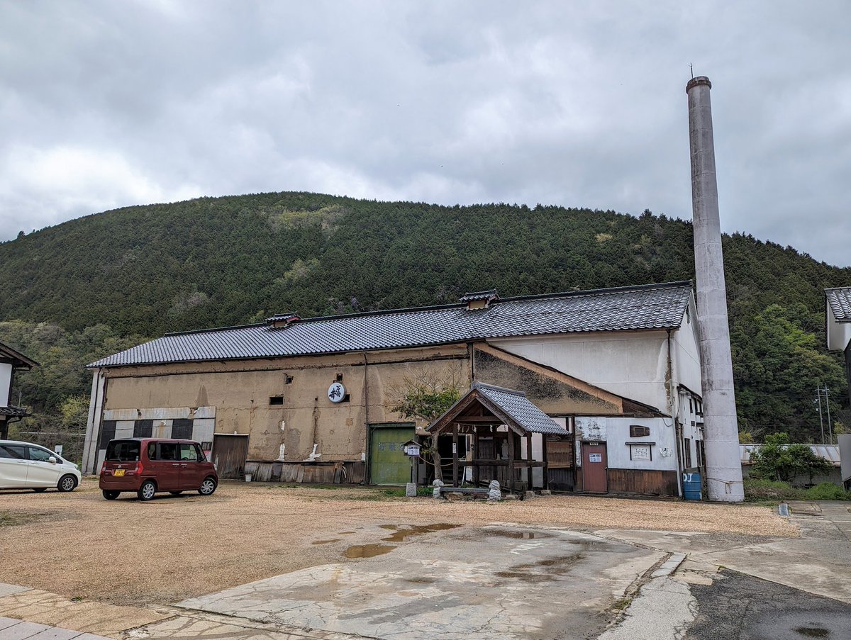 fujisawa_uruu's tweet photo. 「三次市にある旧酒造蔵を活用してくれる人にお譲りします」ですって。歴まちの北の端にあり、三次もののけミュージアムからも近く、立地は悪くないと思うんだけどなぁ…。どうだいフォロワーのみんな？ https://t.co/qobnyoXx1T