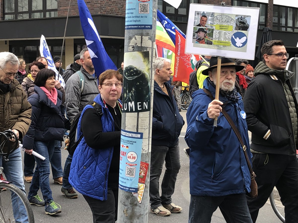 Der Aufzug des #Ostermarsch in #Düsseldorf hat sich in Bewegung gesetzt. Egal ob rechte Streamer oder die MLPD: Jede*r ist willkommen. 🤡 #dus0804