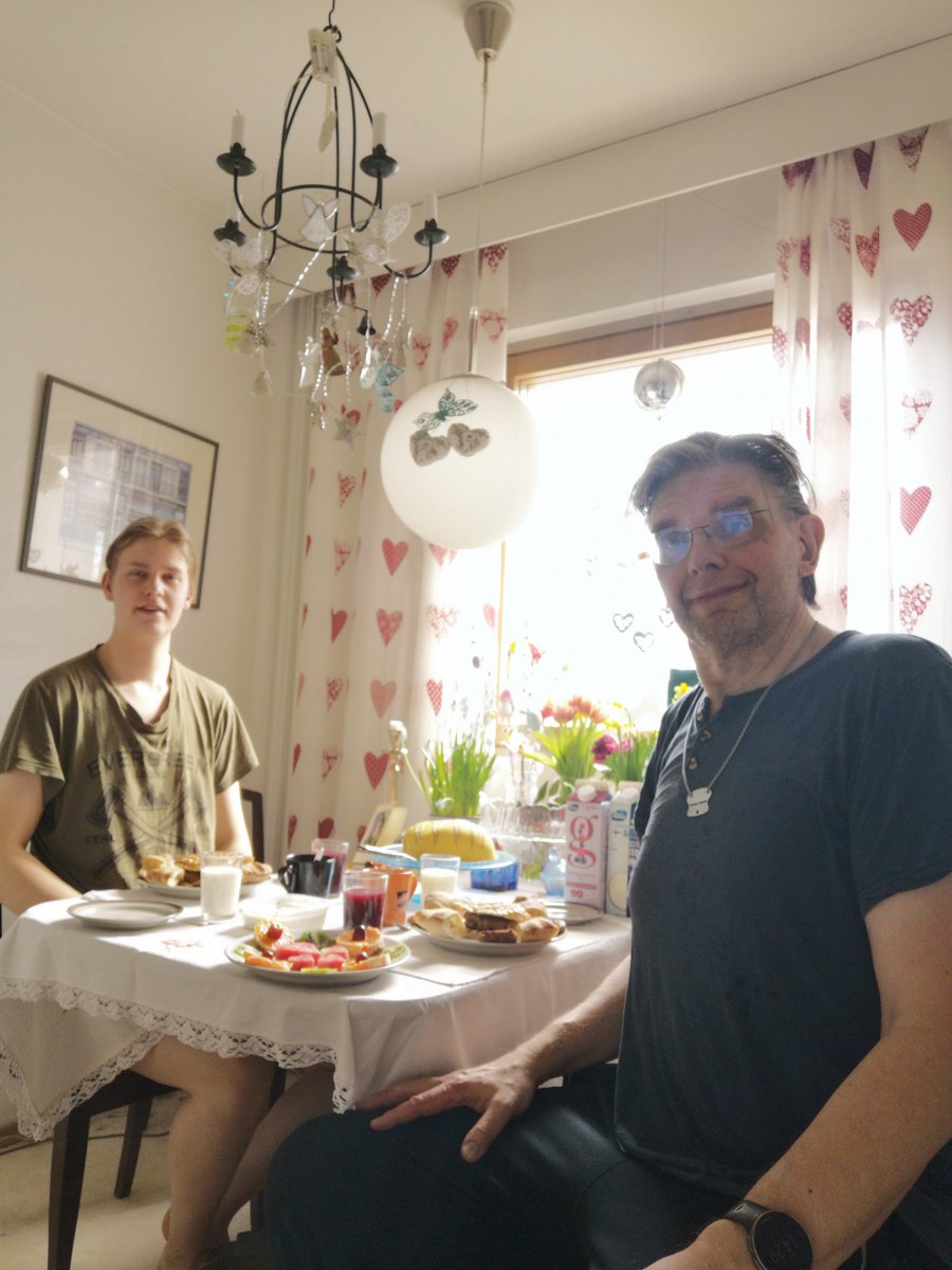 JuhaTenhonen's tweet photo. #tunnelma #kukatkertovatenemmänkuintuhatsanaa #ruusut #vaaleanpunainen #Olenihastunutsinuun #olensinulleuskollinen #Kauneuttajailoa #tulppaanit #punainen #rakkaudentunnustus #kosinta #uneksinsinusta #helmililja #voimaajaluottamusta #narsissi #itsekkyys https://t.co/51g56qUfmK