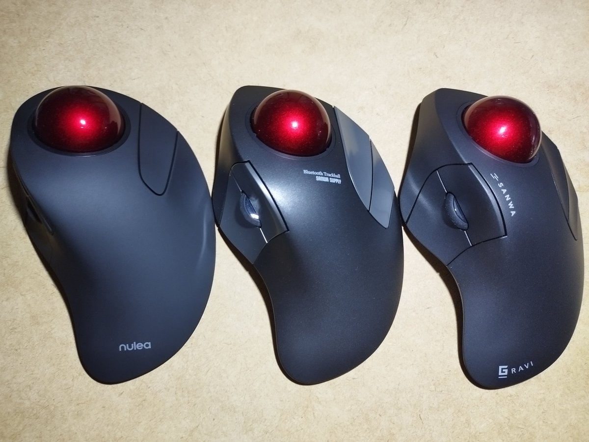 Oodama_HUGE_g's tweet photo. 出揃った GRAVI 三兄弟。左→nulea M505、サンワ国内版、国際版。M505は金型が兼用で無い事に驚く。コレは数が出る事を予測して予算を積んだのだろう。未分解だがざっと見てもコストダウンの施工が確認できる。恐るべし、nuleaのマーケティング部門。#nulea #sanwa #gravi #trackball #トラックボール https://t.co/LzBslAzKIj