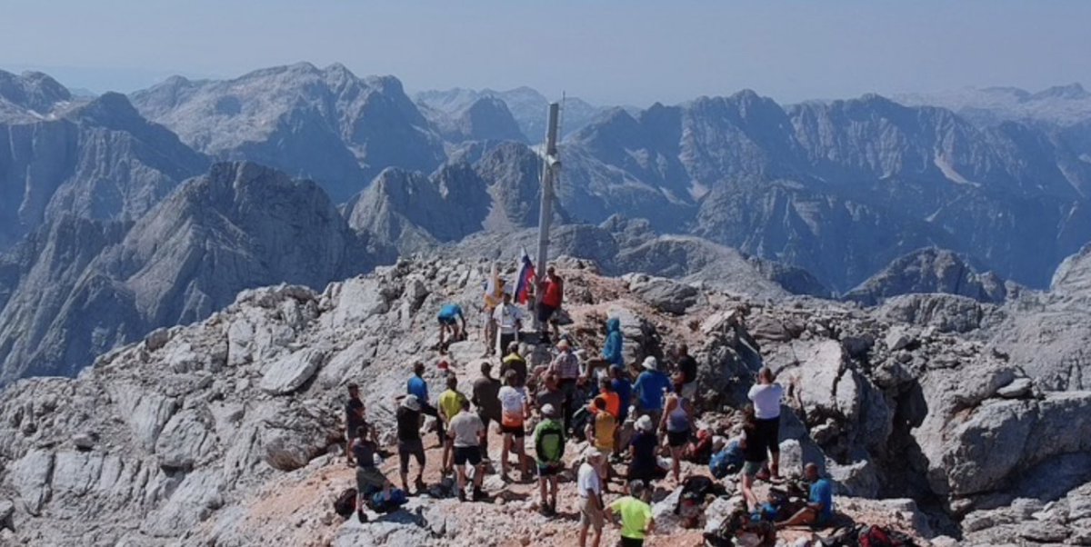 JJansaSDS's tweet photo. Veselo in blagoslovljeno Veliko noč. 
Podrli so ga, pa kljub temu spet kraljuje na vrhu.
Hvala vsem za prelepa voščila. https://t.co/jSv8Eydh6H