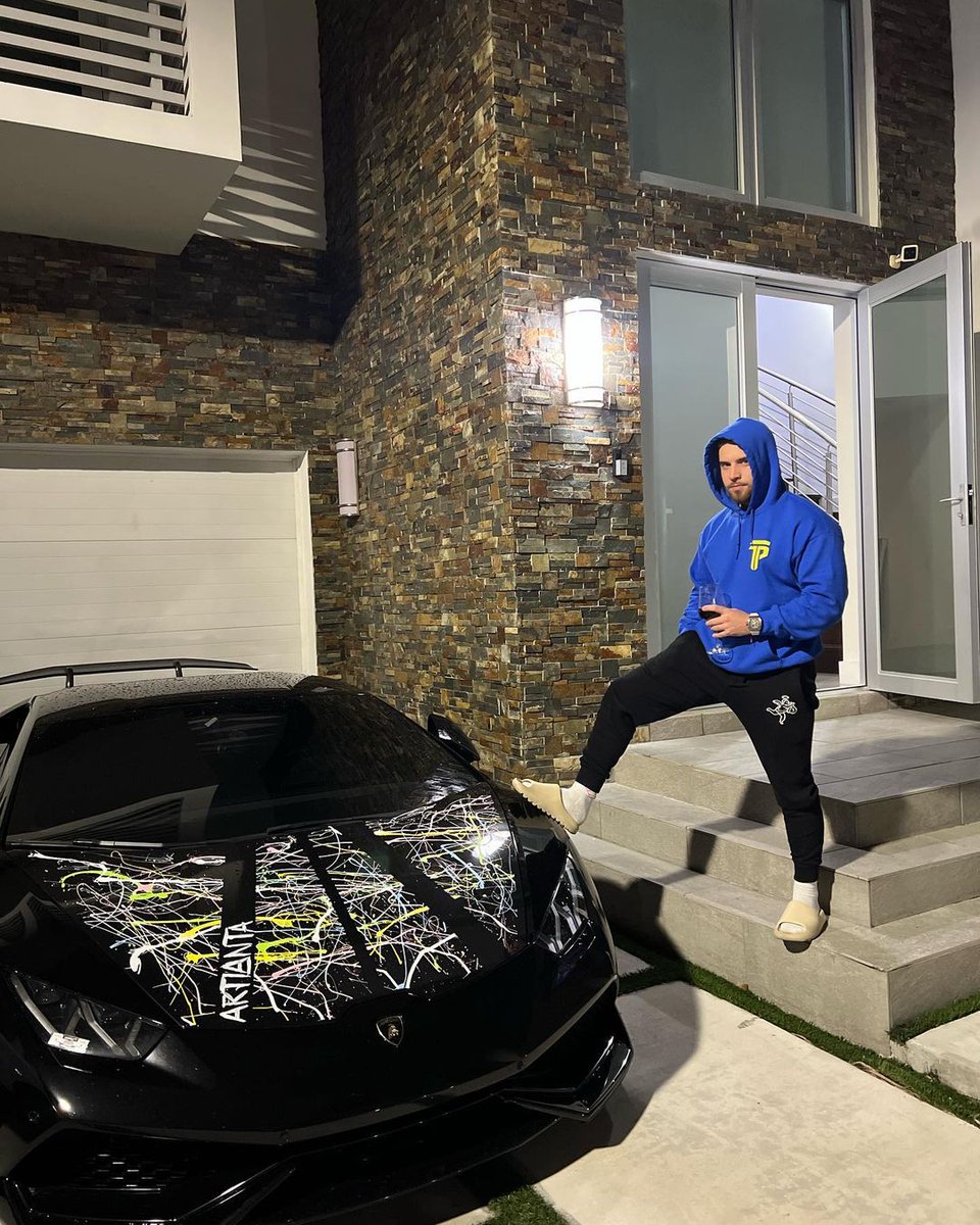 Eric_Gonzalezfx's tweet photo. It’s cold as brick outside ya heard! 
Just the youngest kid in the neighborhood, living like the OGs in here with my cup of wine and all. https://t.co/00V8ysbu21