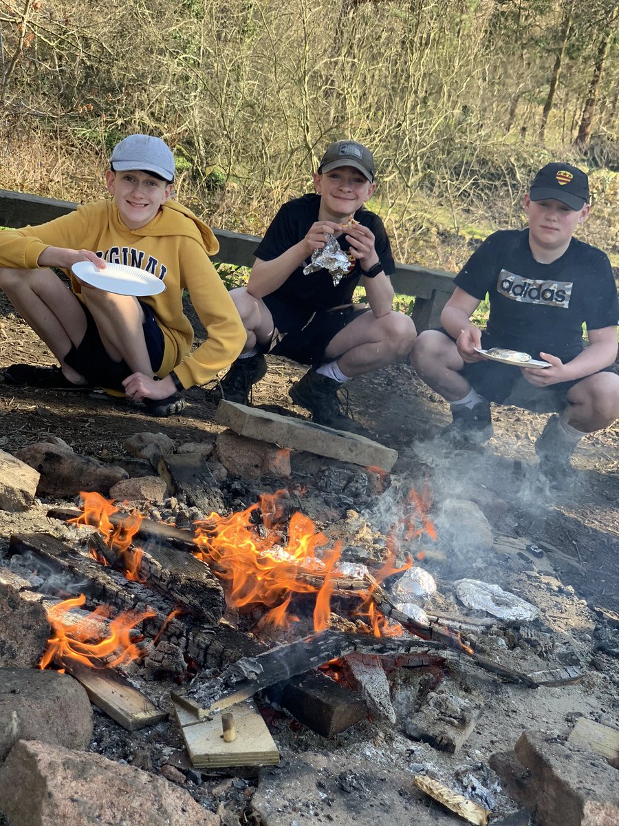 3rdwashscouts's tweet photo. Backwoods Cooking? Why not! It’s just what we do. We’re developing new skills for life with friends around a lovely warm fire. #backwoodscooking #fire https://t.co/5sRONdAQLU