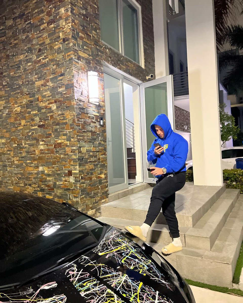 Eric_Gonzalezfx's tweet photo. It’s cold as brick outside ya heard! 
Just the youngest kid in the neighborhood, living like the OGs in here with my cup of wine and all. https://t.co/00V8ysbu21
