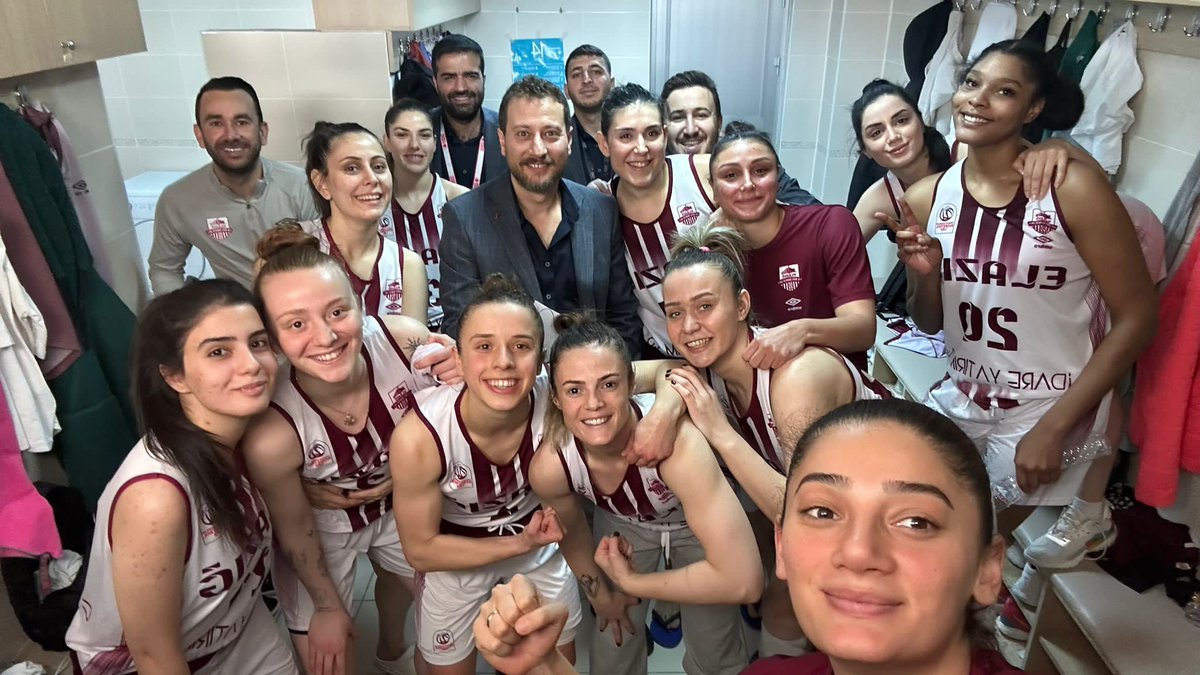 elazigioisk's tweet photo. Ege Yapı Urla Gençlik Maçı galibiyet selfie'miz..💪

#Elazığ #ElazığınPerileri #TKBL https://t.co/Unc9KreJvg
