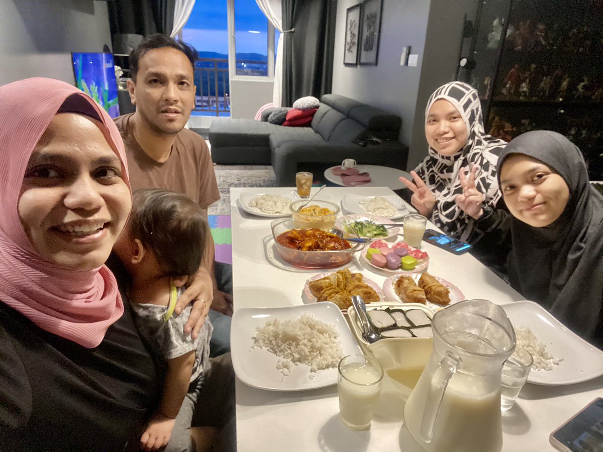 DlylaDz's tweet photo. Iftar bersama sisters. Masak lauk fav diorg 😊 https://t.co/uH6NbiKB2K