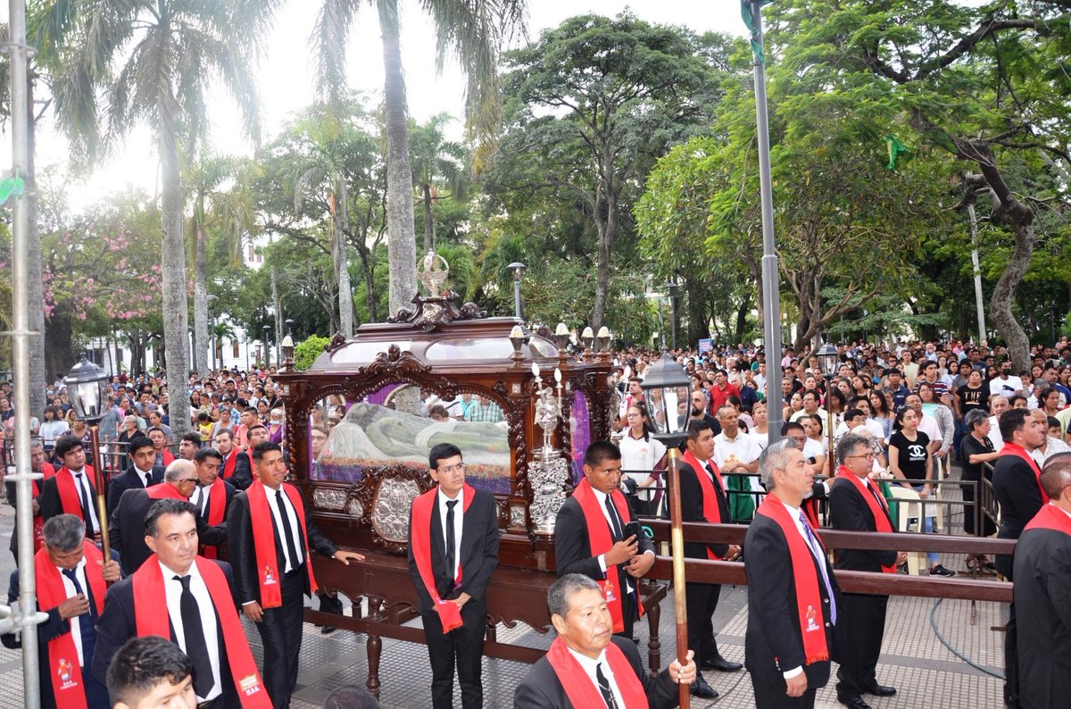 BoliviaLive's tweet photo. Miles acuden a los templos en el país https://t.co/q6EFUCYI5E https://t.co/FJwHpghCf9