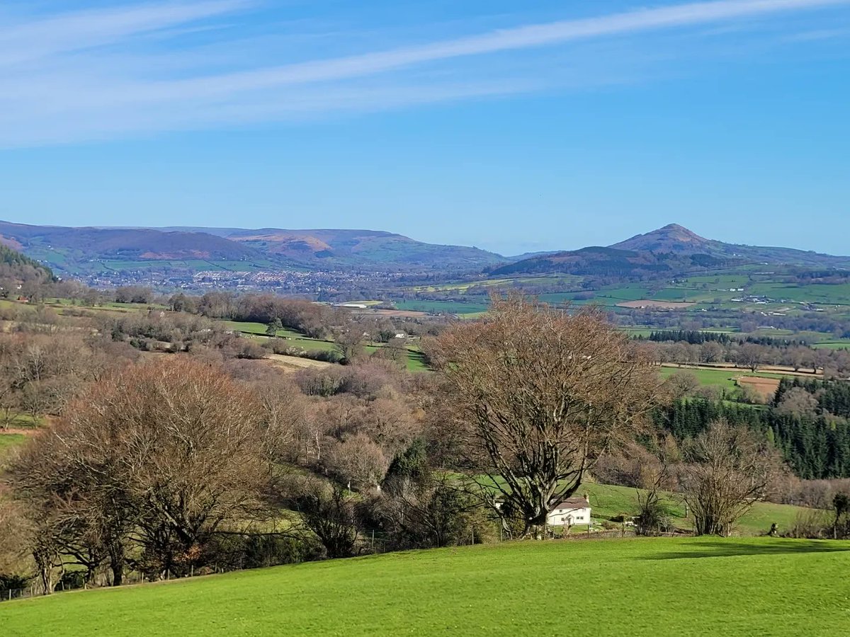 CMCreative5's tweet photo. Avoiding the crowds with walks in the quieter parts of the Brecon Beacons National Park. You really can't beat Wales when the sun shines.
#easterweekend #easterwalks #sunnywalk #southwales #SouthWalesWalks #breconbeacons #breconbeaconsnationalpark #walkswithmydog #peaceandquiet https://t.co/tuwuhrRIeU