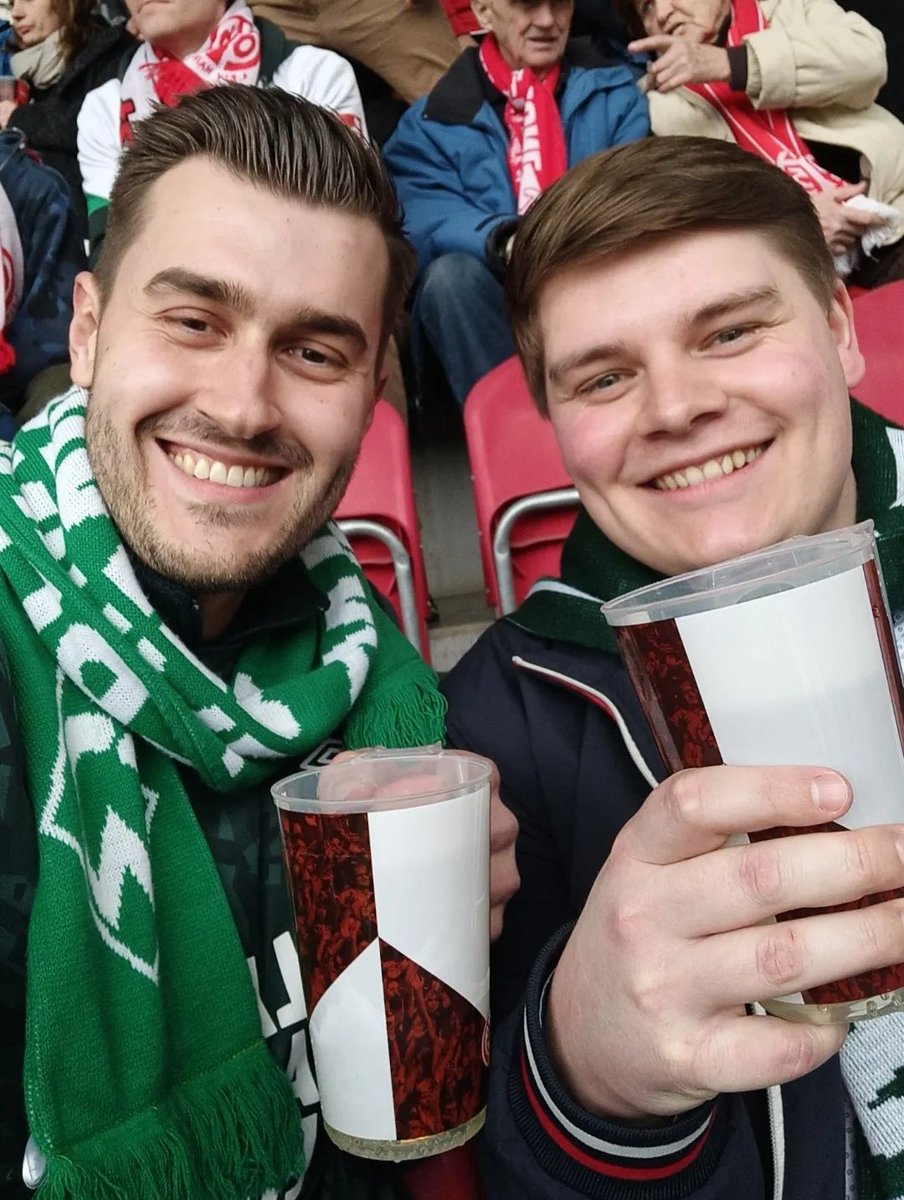 JoswigJulian's tweet photo. Wenigstens beim Fußball stimmt die Farbe beim @MatthiasKeidel 😉💚 #Werder #forzaSVW https://t.co/VGeiUEvClE