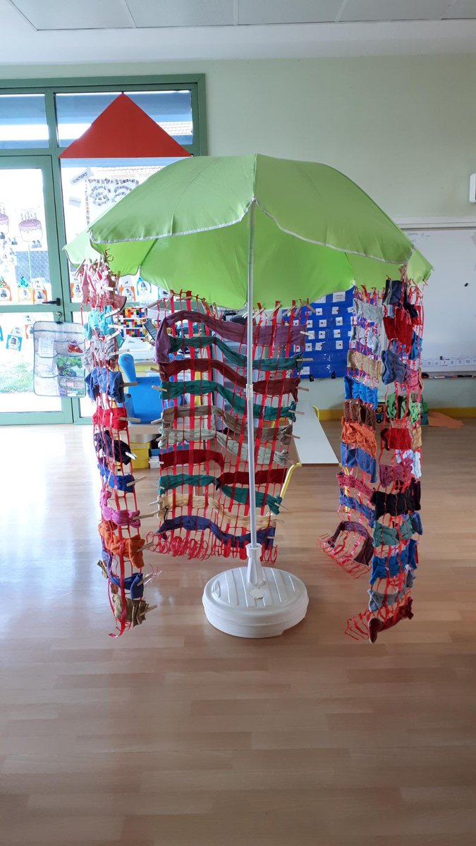 ageem_10's tweet photo. Les Cabanes de la grande Lessive auront vraiment beaucoup inspiré les collègues et enfants de l’ #ecole #maternelle de #saintmesmin ! Bravo à tous! Les parents ont eu droit à un super étendage-vernissage! #creation #arts #tissage #tressage #installation 1/ https://t.co/DAwFDdyn4F