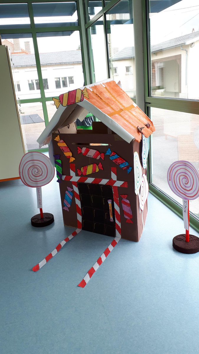ageem_10's tweet photo. Les Cabanes de la grande Lessive auront vraiment beaucoup inspiré les collègues et enfants de l’ #ecole #maternelle de #saintmesmin ! Bravo à tous! Les parents ont eu droit à un super étendage-vernissage! #creation #arts #tissage #tressage #installation 1/ https://t.co/DAwFDdyn4F
