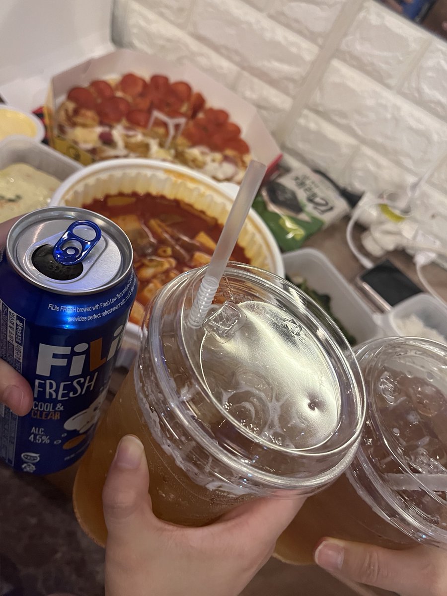 DYO_MOM's tweet photo. 뒷풀이기릿 ㅋ @DO_TOP___ @pizza_hae https://t.co/5I7k8hDM2k