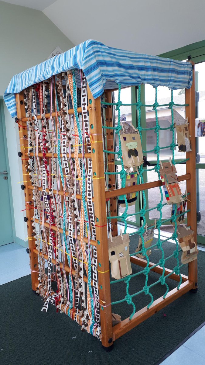 ageem_10's tweet photo. Les Cabanes de la grande Lessive auront vraiment beaucoup inspiré les collègues et enfants de l’ #ecole #maternelle de #saintmesmin ! Bravo à tous! Les parents ont eu droit à un super étendage-vernissage! #creation #arts #tissage #tressage #installation https://t.co/fvPJKM6hf5