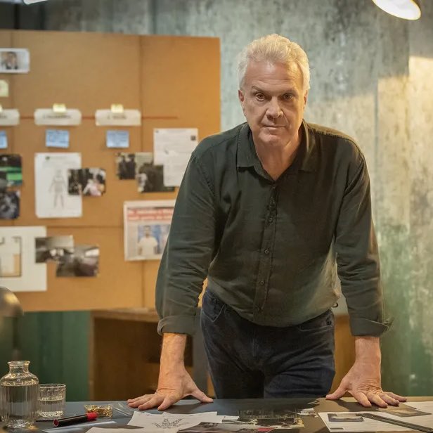 choquei's tweet photo. 🚨VEJA: Primeiras imagens de Pedro Bial no cenário do novo “Linha Direta”. O programa estreia dia 4 de maio e além de contar os casos, Bial também irá entrevistar pessoas envolvidas. https://t.co/8OYRleAle0