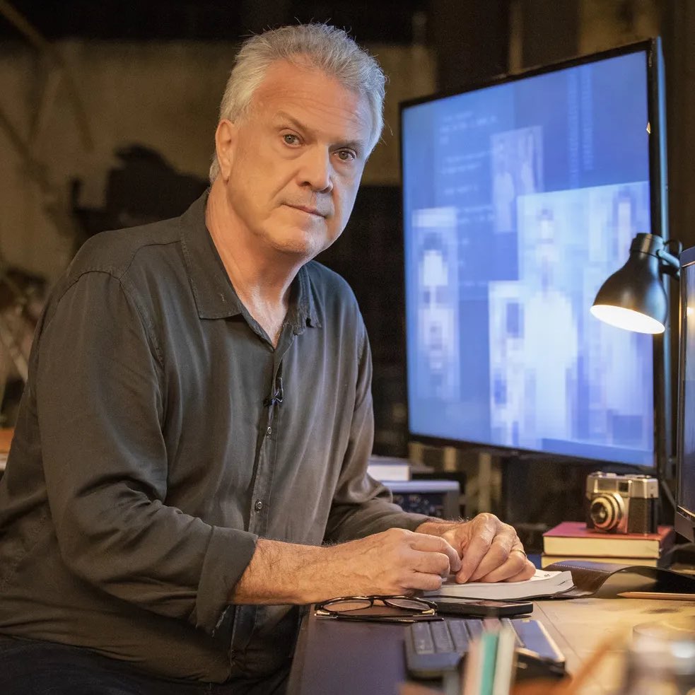 choquei's tweet photo. 🚨VEJA: Primeiras imagens de Pedro Bial no cenário do novo “Linha Direta”. O programa estreia dia 4 de maio e além de contar os casos, Bial também irá entrevistar pessoas envolvidas. https://t.co/8OYRleAle0