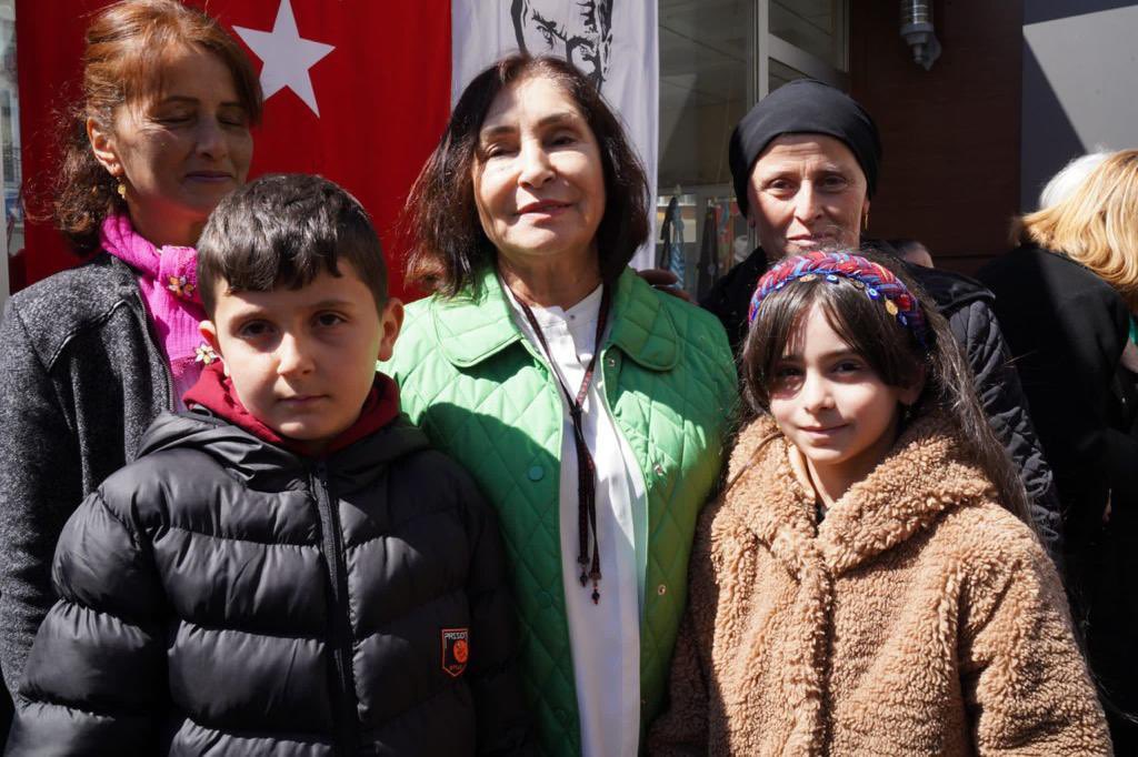 Skilicdaroglu's tweet photo. Türkiye Beslenme Saati projesi kapsamında Trabzon'dayım. Karadeniz kadınlarının evlatları için verdiği emeği ve mücadeleyi bildiğim için kadın kooperatiflerini ziyaret ederek güne başladık. Kadının güçlü olduğu bir ülkede çocuklar da daha mutlu, sağlıklı ve özgüvenli yetişir. https://t.co/hRGFS3xHh5