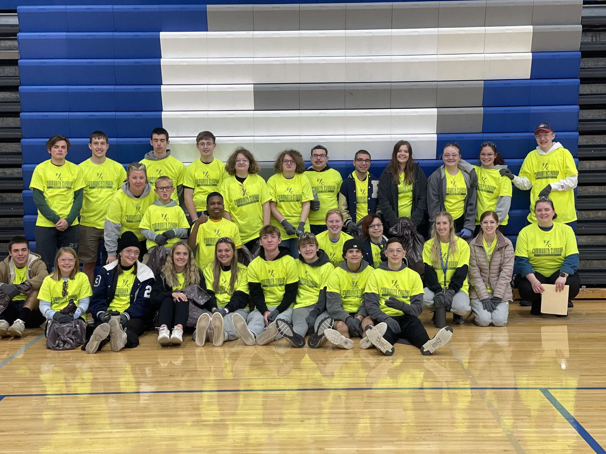 Unified Track 🏃🏼‍♀️ & Sparkle ✨ Cheer ready to help clean up the community! Great job Flashes! ⚡️💙#CommunityCleanUp #GiveBack