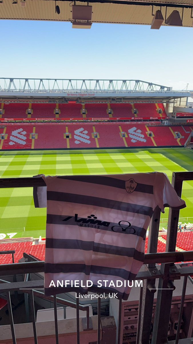 الانفيلد ينال شرف تواجد قميص الاشهب فيه .