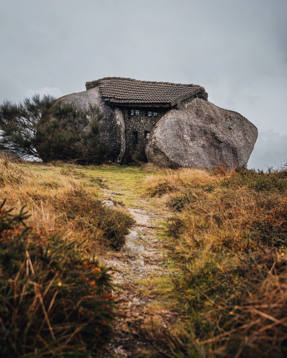 A house between the rocks.