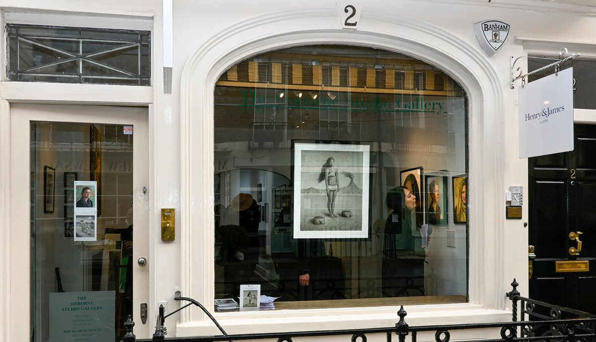 agalleryartists's tweet photo. More photos from Raoof Haghighi's opening night. Click here: https://t.co/6b84H058dp
#art #artist #artists #findart #findartist #findanartist #drawing #drawings #painting #paintings #London #Knightsbridge #Harrods #Mayfair #SW1 #SW1X #Rumi #RaoofHaghighi #InteriorDesign #InteriorDesigner #Lawyer #MotcombStreet #FineArt #Exhibition #ArtShow #ArtExhibition #PencilDrawing #OilPainting #CanvasPainting #RaoofHaghighi #AGalleryArtists