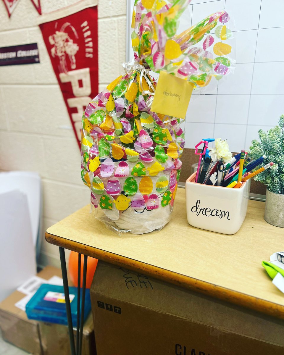 IB_Hack_Attack's tweet image. Ya’ll, my @PagePtsa PiratePal absolutely spoiled me!  Aside from just being the cutest basket, it was filled with sweet messages and all my favorites. Thank you so much to my secret bunny! ❤️❤️