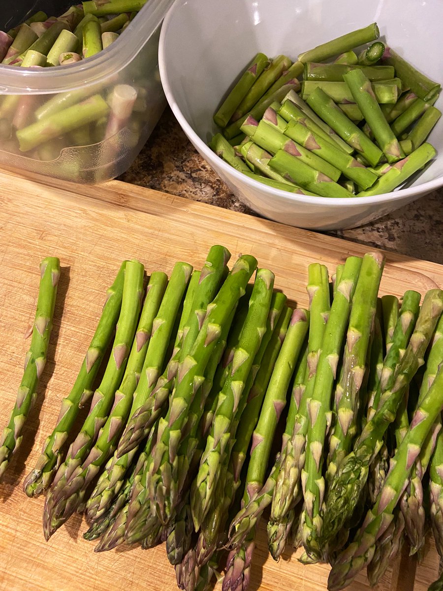 GourmetCaveman's tweet photo. Asparagus in season and dirt cheap - buy a bunch and pickle them.
The edible parts that don't fit in the jars will be incorporated into other dishes.
The woody parts will be composted https://t.co/VM8TeuK1SH