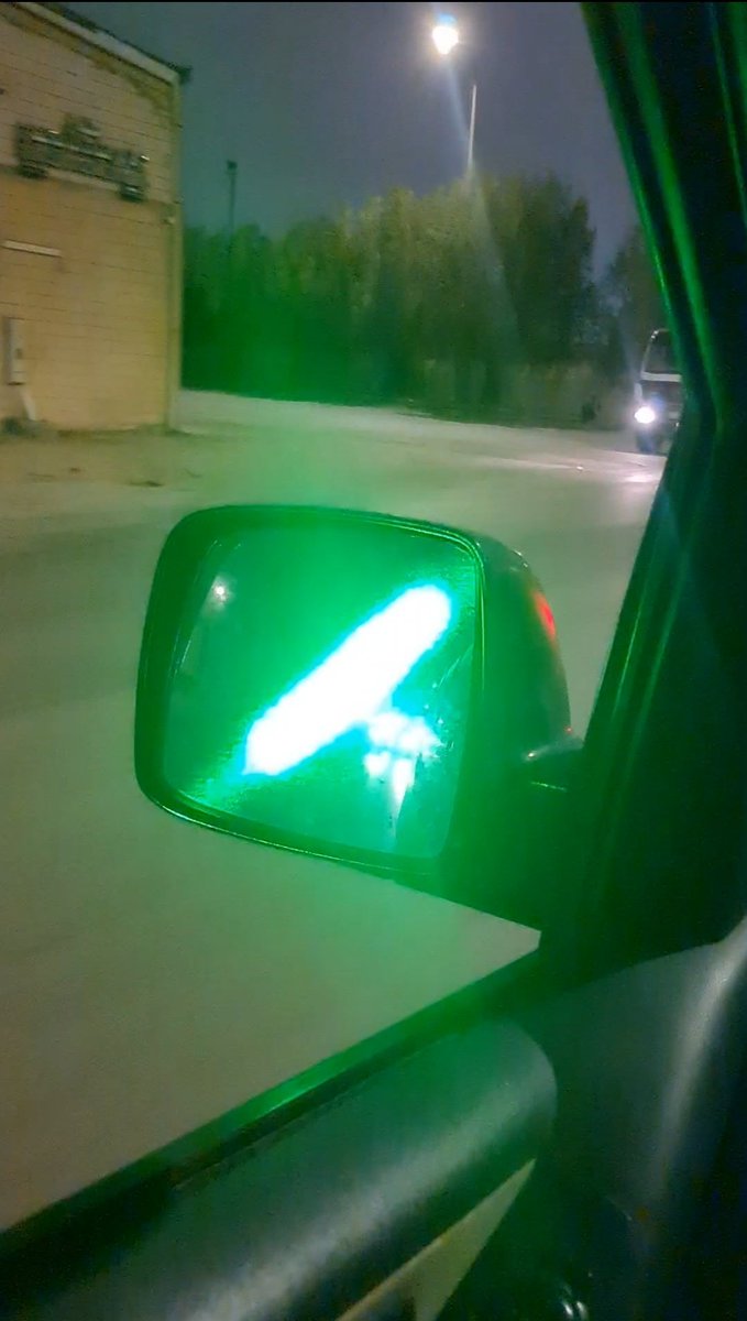 ojqe4's tweet photo. @security_gov السلام عليكم 
قائد مركبة يتفنن بإيذاء السيارات بضوء ليزر أخضر وعلى الطرق الرئيسية
معلوماته موجودة وموثق أذاه https://t.co/iWZGfNDUJE