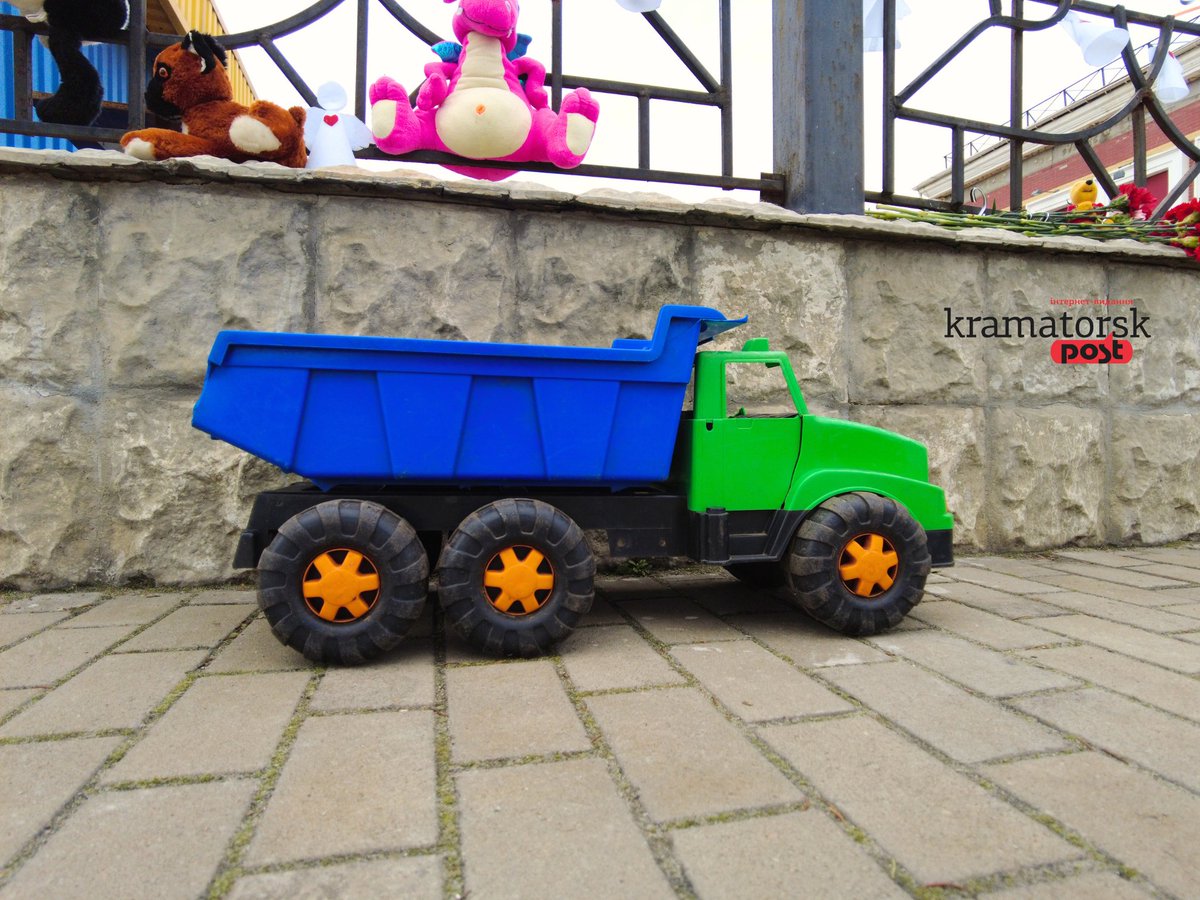 Kramatorsk_Post's tweet photo. Toys, flowers and paper angels on the railway station of #Kramatorsk. One year ago #RussianArmy fired on the station with the Tochka-U missile. At that time there were hundreds of people waiting for evacuation. 61 people died including 7 children. More than 120 were injured. https://t.co/P0w6lEjMeB