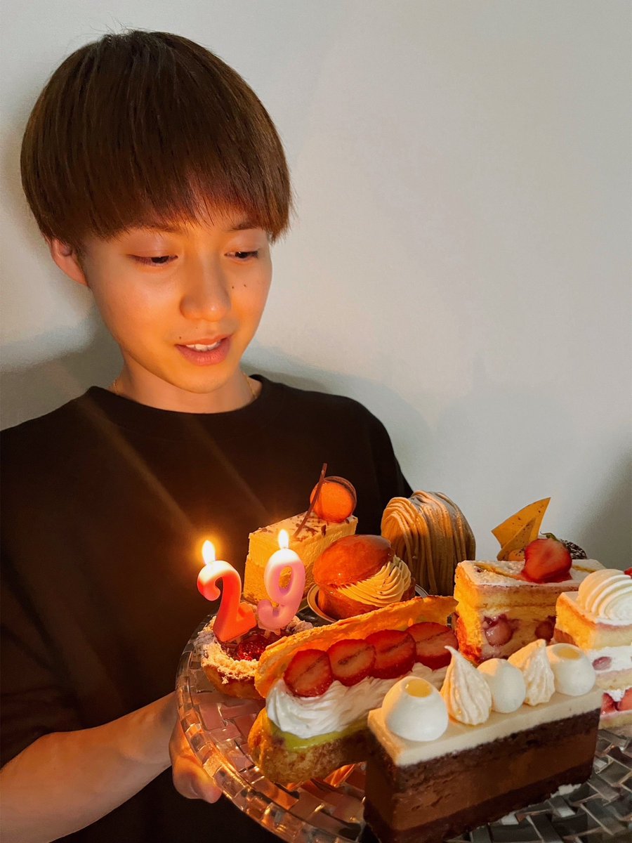 4月8日

小越勇輝、29歳の誕生日を迎えました！

誕生日BOYです

奇跡の30歳を迎えるまで、
20代ラストイヤー良い年にします笑

来年は #奇跡の30歳 で笑

今年は #まさかの29歳  ですかね？？？