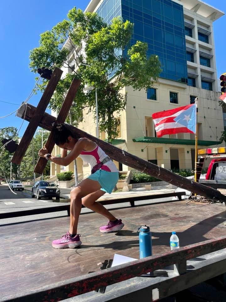 RobiCamacho's tweet photo. Cuando una sola foto puede expresar el sentir de los boricuas. 

Felices pascuas. https://t.co/boNNoK6pFn