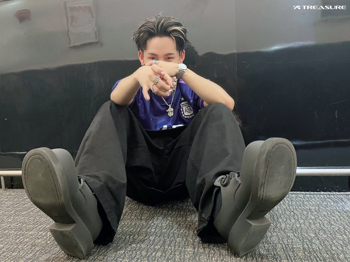 teuverse_id's tweet photo. [UPDATE] 💎
080423

[Today’s Treasure]
Rajanya mondar-mandir dari ruang tunggu sampai panggung pake sepatu besar 👣

@treasuremembers https://t.co/QjxC27gUpl