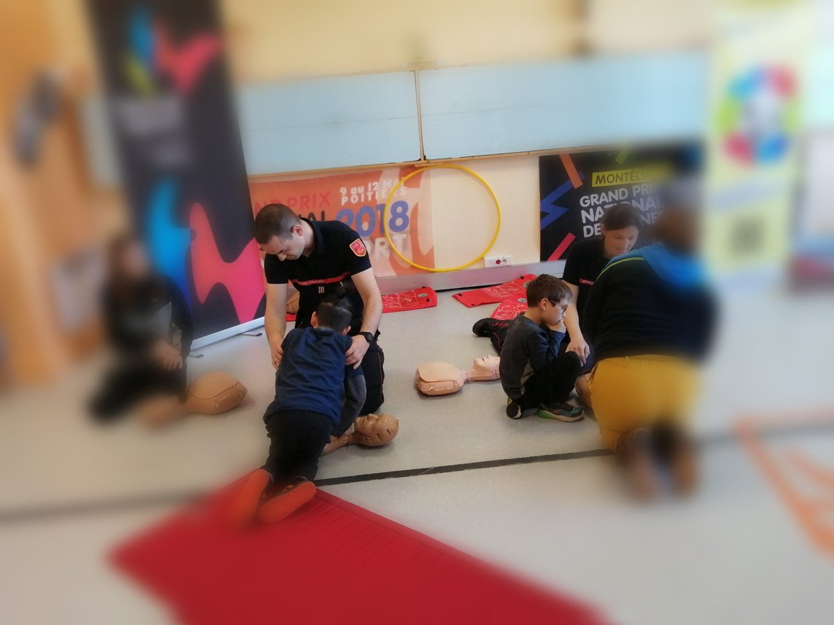 guilbert_celine's tweet photo. Les @pompiers du @sdis86 dispensent aujourd'hui une formation #GestesQuiSauvent adaptée en partenariat avec le comité départemental #handisport de la Vienne et en lien avec les Handi'Spensables. 1 séquence dispensée auprès d'un jeune public très attentif et participatif 👏👏👏 https://t.co/Ctr9cDL7dB