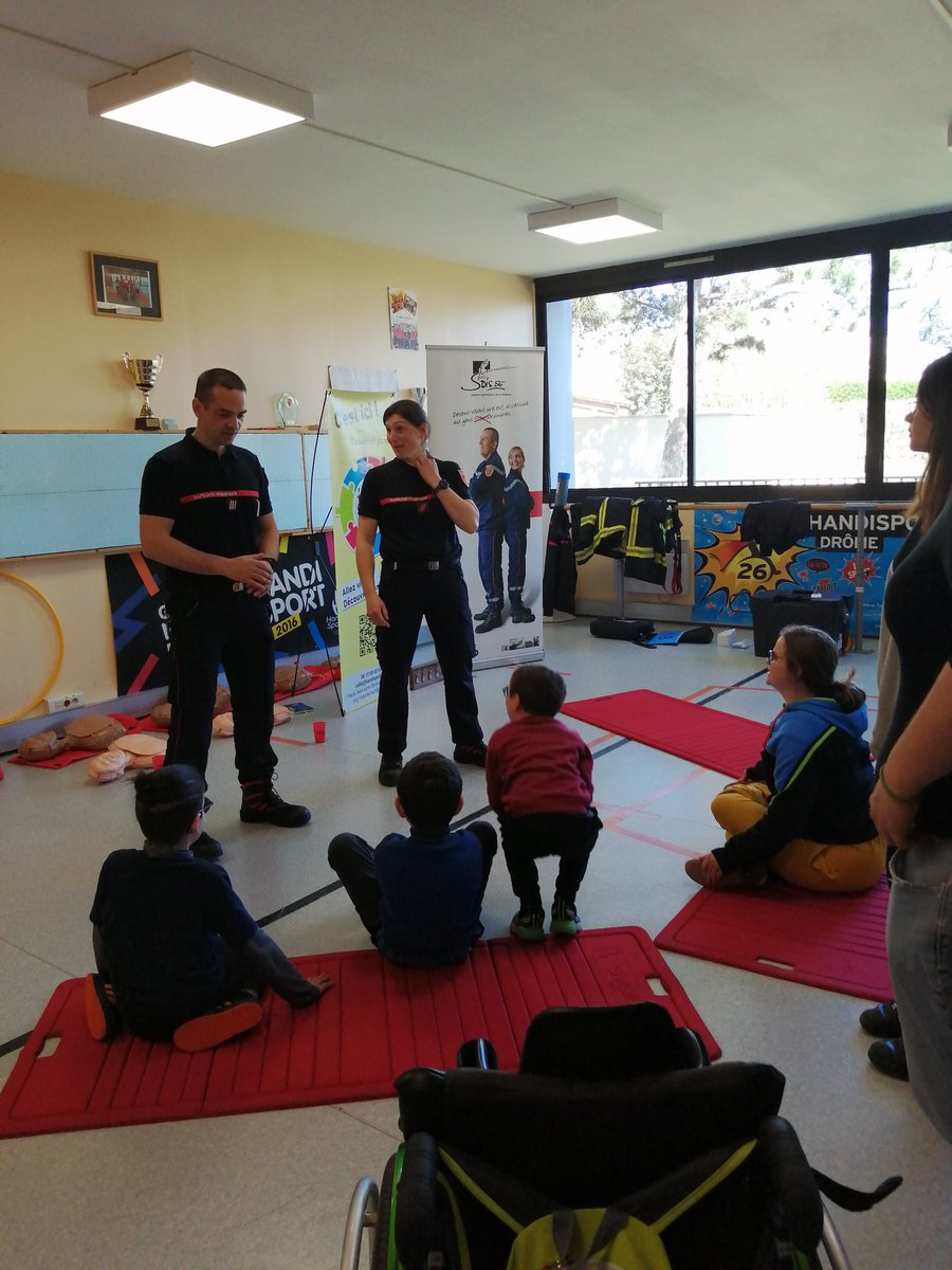 guilbert_celine's tweet photo. Les @pompiers du @sdis86 dispensent aujourd'hui une formation #GestesQuiSauvent adaptée en partenariat avec le comité départemental #handisport de la Vienne et en lien avec les Handi'Spensables. 1 séquence dispensée auprès d'un jeune public très attentif et participatif 👏👏👏 https://t.co/Ctr9cDL7dB