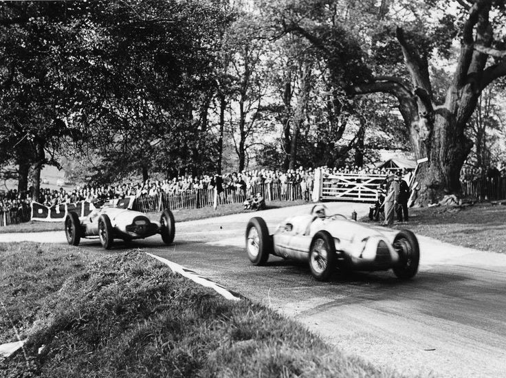 Donington Park 1938 

Hermann Muller in the Auto Union Typ D  followed by Richard Seaman in the Mercedes Benz W154 

46 year old Nuvolari took his second victory in a row in a superb style to tremendous ovations from the crowd. 

#F1 #Formula1 #RetroGP #BritishGP #DoningtonPark