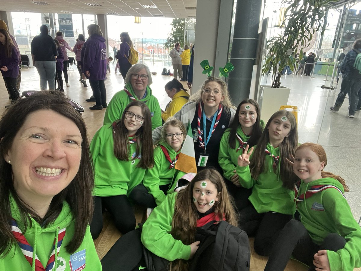 Meeting Alison with the <a href="/IrishGirlGuides/">Irish Girl Guides</a> ☘️☘️☘️<a href="/GirlguidingScot/">Girlguiding Scotland</a> <a href="/GGAyrshireSouth/">Girlguiding Ayrshire South County</a> <a href="/ScotlandINTOPS/">ScotlandINTOPS</a> #DartToDublin