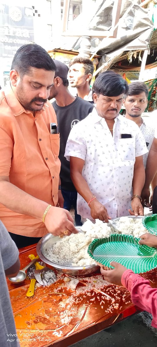 ratankmr6's tweet photo. It's all about on special occasion of our demi God IconStAAr #AlluArjun𓃵  Annaiah bday celebration
#TeamAAWarangal Conducted Maha annadhanam at Amrutha Theatre Junction Hanamkonda. 

Thq all who are participated &amp; make it huge success,spl mention to our guests 
@TrendsAlluArjun https://t.co/v6NJ7WbI6E