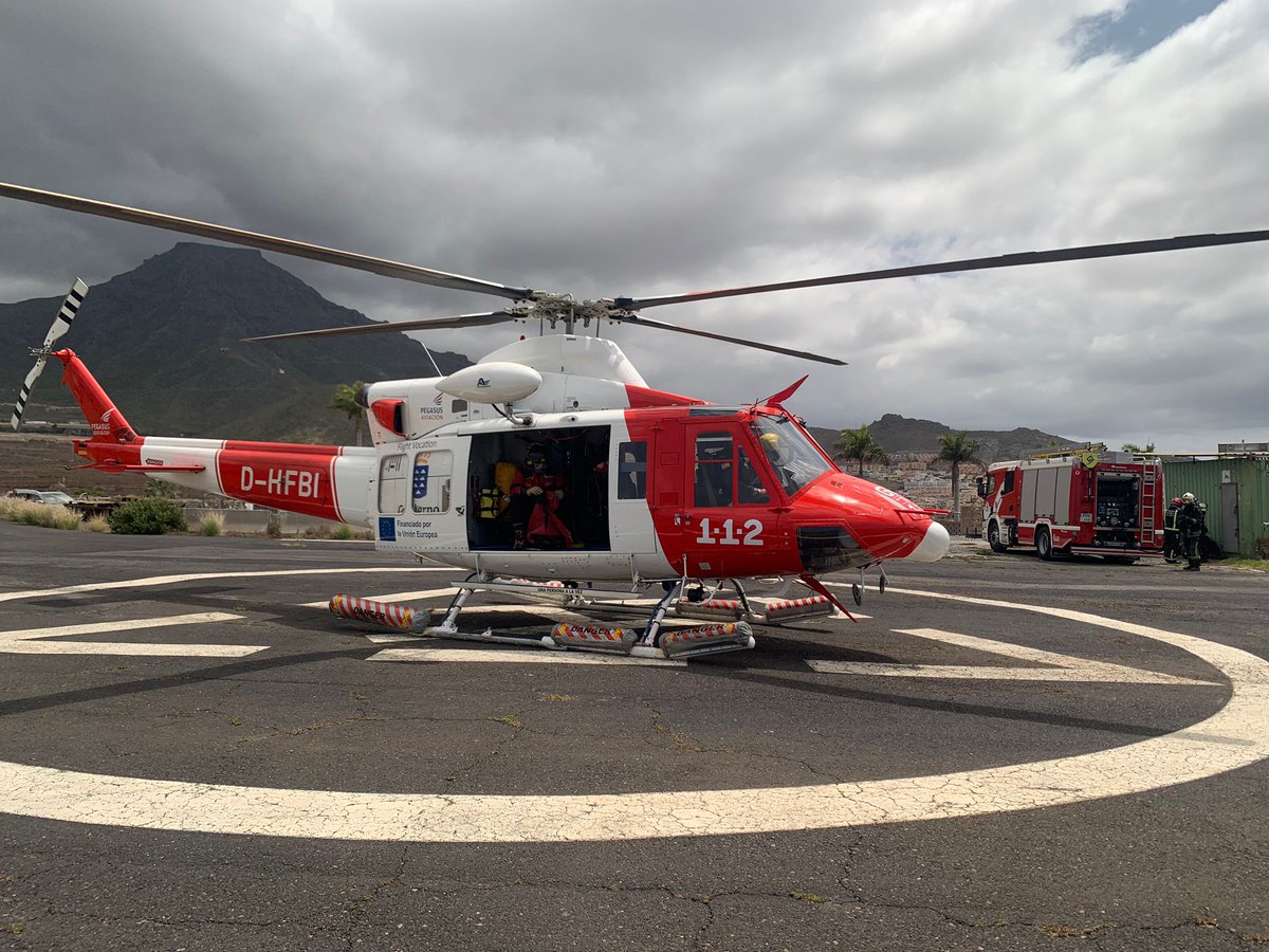 112canarias's tweet photo. Un helicóptero del #GES ha rescatado a una parapentista que aterrizó en una zona no accesible, a varios metros del área de despegue de Taucho, en Adeje #Tenerife 

➡️La evacuaron ilesa a la helisuperficie de Bomberos de  Adeje https://t.co/NdUvlHn7ZX