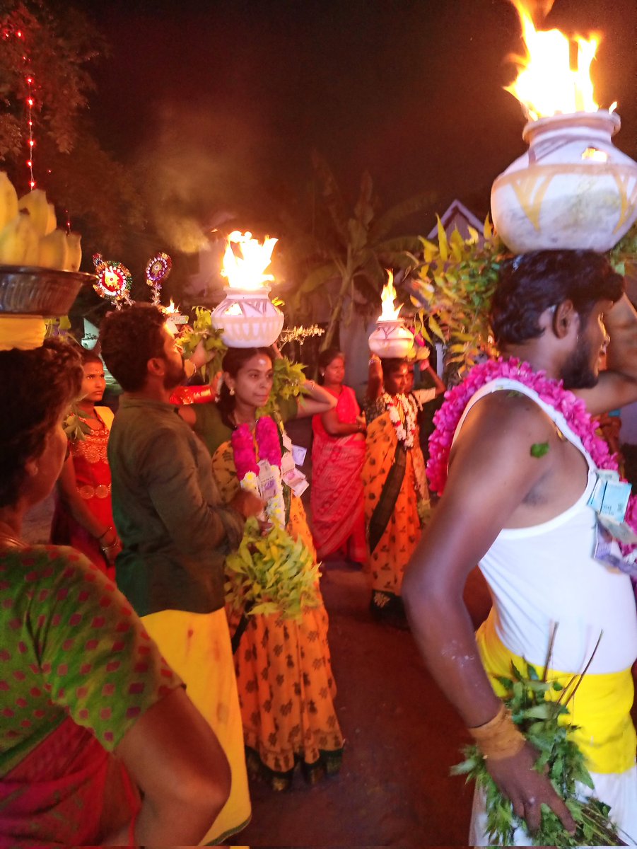 SaravanPerumalB's tweet photo. திருவிழாவை முன்னிட்டு... மனிதர்களை கூடி, கொண்டாடி, வாழச் சொல்லிவிட்டு, ரசித்துக்கொண்டு இருக்கிறது கடவுள்🥰🙏. https://t.co/JfiAI9H436
