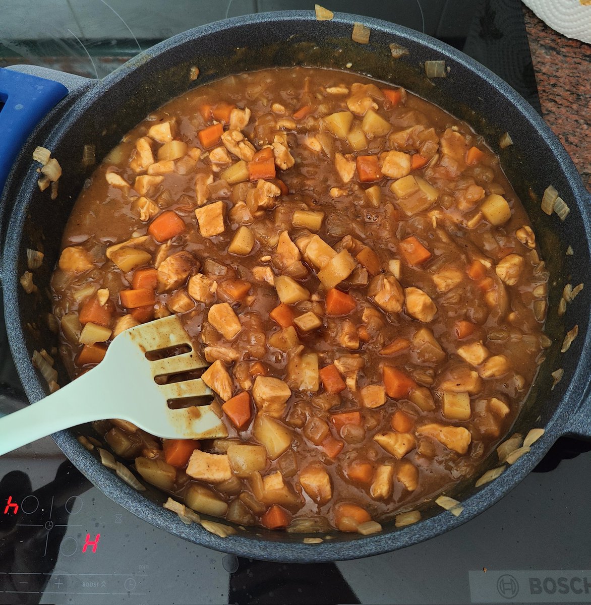 Candedonut's tweet image. Hemos hecho demasiado pollo al curry con arroz, alguien quiere? 👉🏻👈🏻