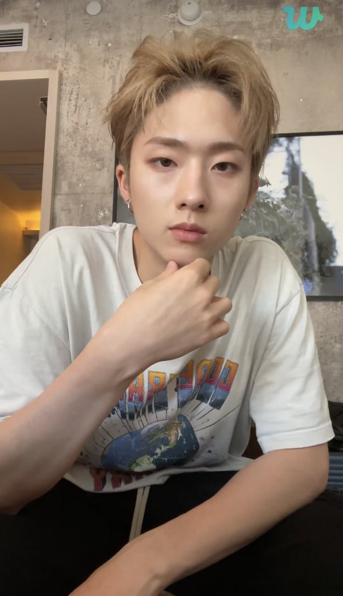 JiungBrasil's tweet photo. 📸 | #FOTO 08.04.23 • Jiung durante a sua última Weverse Live! 

Muita força pra aguentar ele 😭

#JIUNG #지웅 #P1H #P1Harmony #피원하모니 @P1H_official @P1H_members https://t.co/OWOZI32kVt