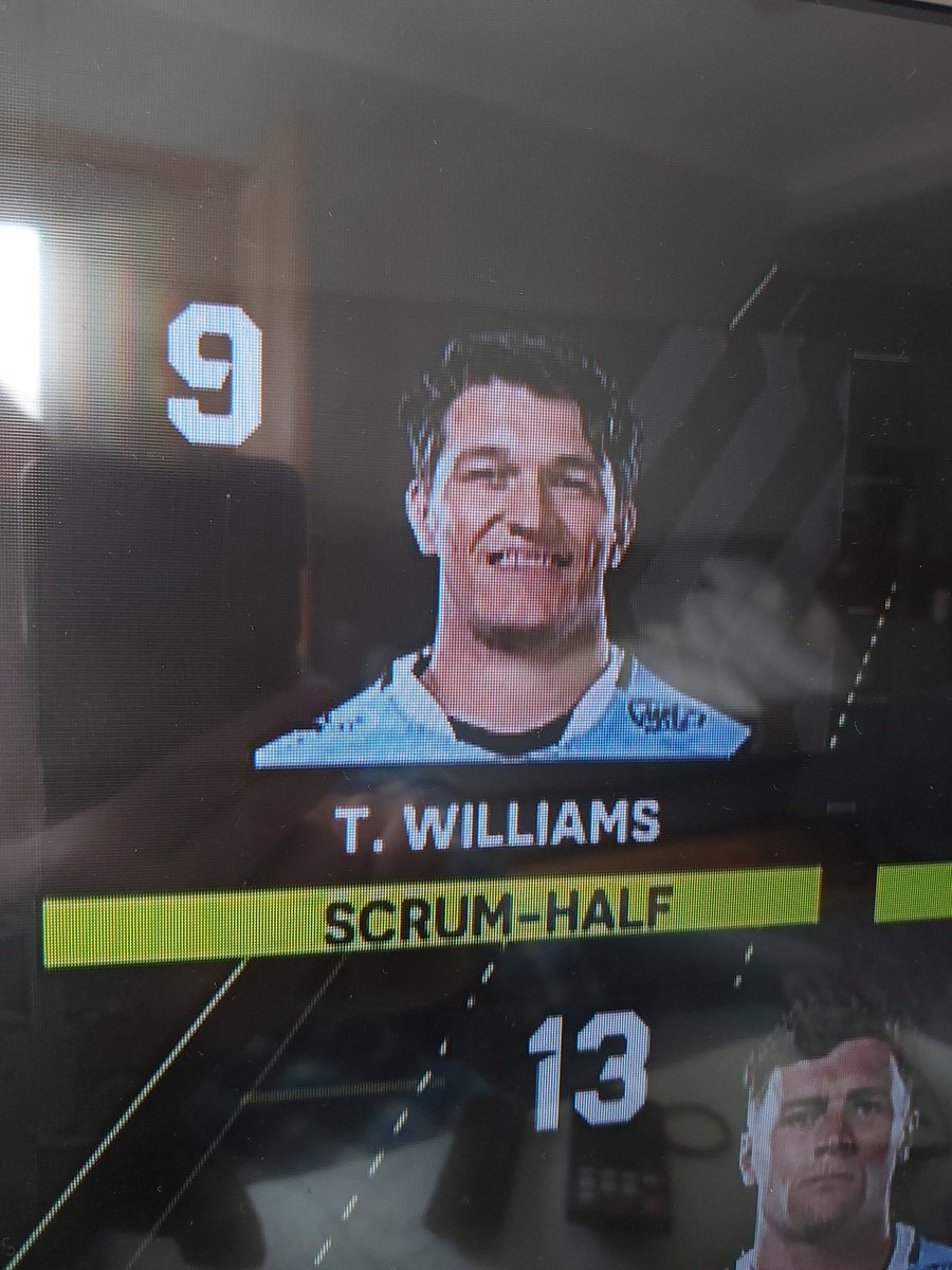 #SpotTheDifference @Cardiff_Rugby @btsportrugby @ChallengeCup_ #BenettonvCardiff second row AND scrum half!!! Now that's versatility!!