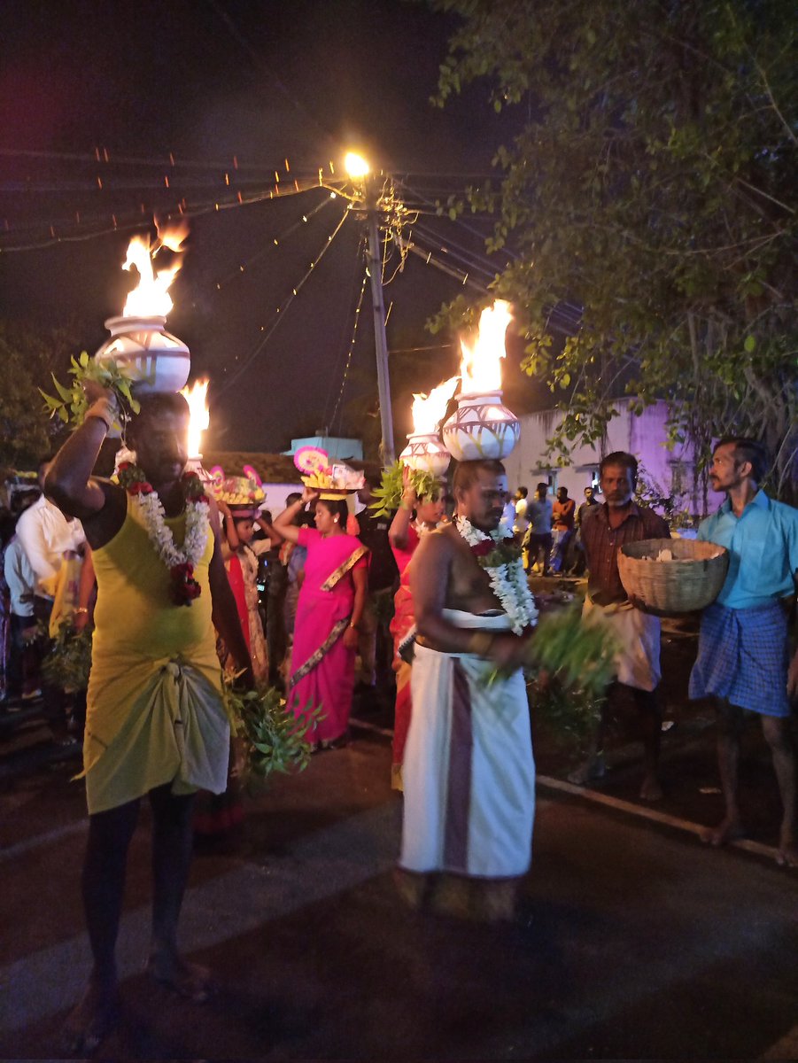 SaravanPerumalB's tweet photo. திருவிழாவை முன்னிட்டு... மனிதர்களை கூடி, கொண்டாடி, வாழச் சொல்லிவிட்டு, ரசித்துக்கொண்டு இருக்கிறது கடவுள்🥰🙏. https://t.co/JfiAI9H436