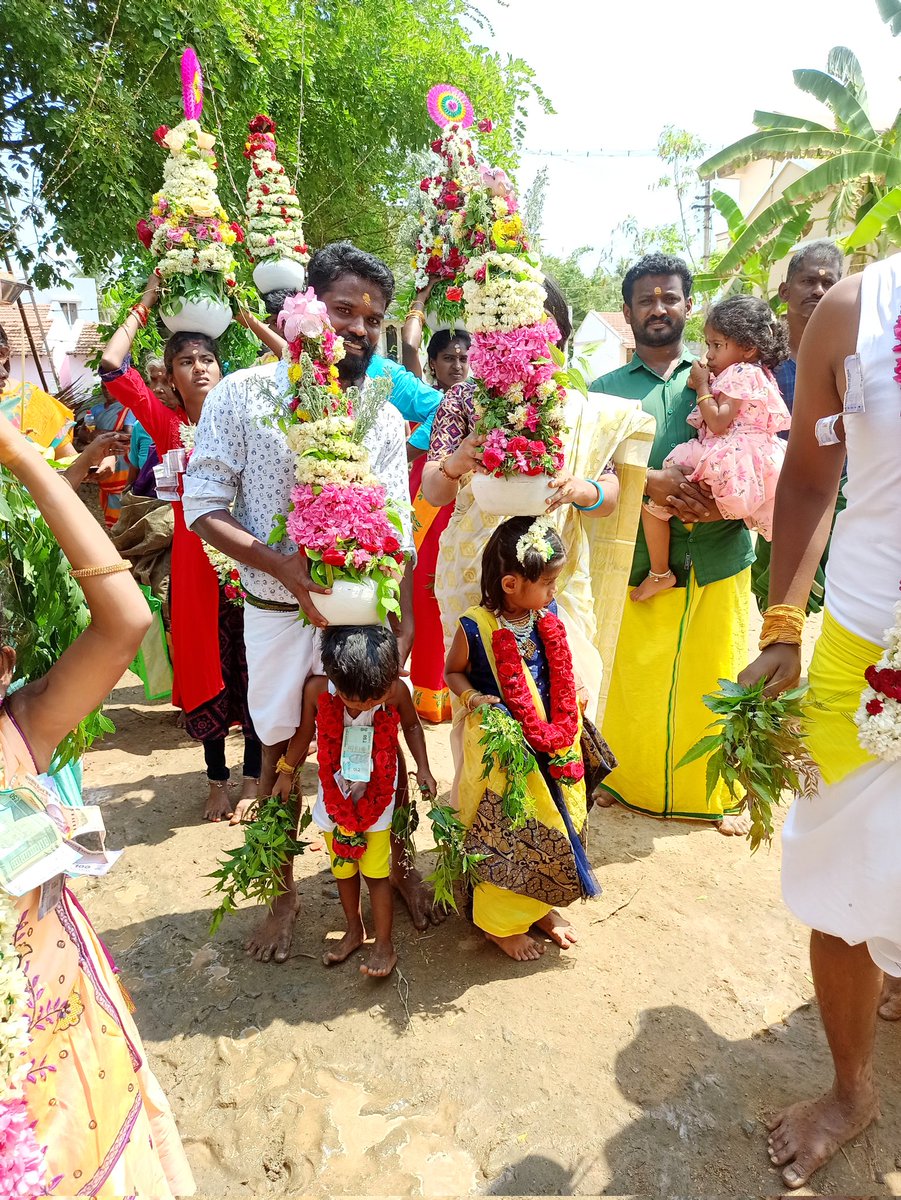 SaravanPerumalB's tweet photo. திருவிழாவை முன்னிட்டு... மனிதர்களை கூடி, கொண்டாடி, வாழச் சொல்லிவிட்டு, ரசித்துக்கொண்டு இருக்கிறது கடவுள்🥰🙏. https://t.co/JfiAI9H436