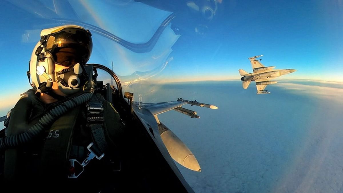 KramarenkoMari3's tweet photo. Romanian F-16s intercepted russian fighters that flew into the NATO zone

Romanian pilots accompanied them to the exit from the area of ​​responsibility of the Alliance.
Photos - Air Force of Romania
@24tvua https://t.co/vctk90a8aI