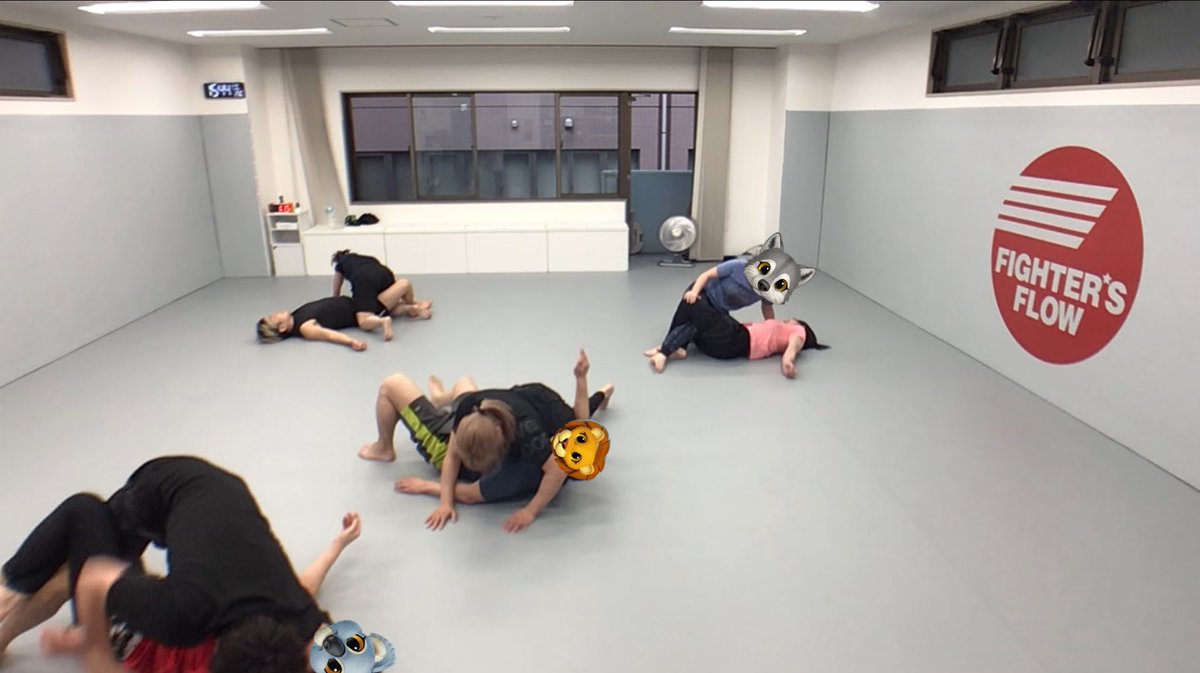takao_ueda's tweet photo. 毎週(土)15時から
MMA【女性/軽量級男子】クラスの模様です😊

女性は誰でも参加OK
男性はバンタム級相当の体格まで
という限定メンバーで行われるクラスのため不慮の事故は比較的起きにくいと思います！

体の大きな方が怖いな…
でも格闘技は目一杯楽しみたいな…

そんな方は是非来てください😊 https://t.co/xZ5btfL2PN