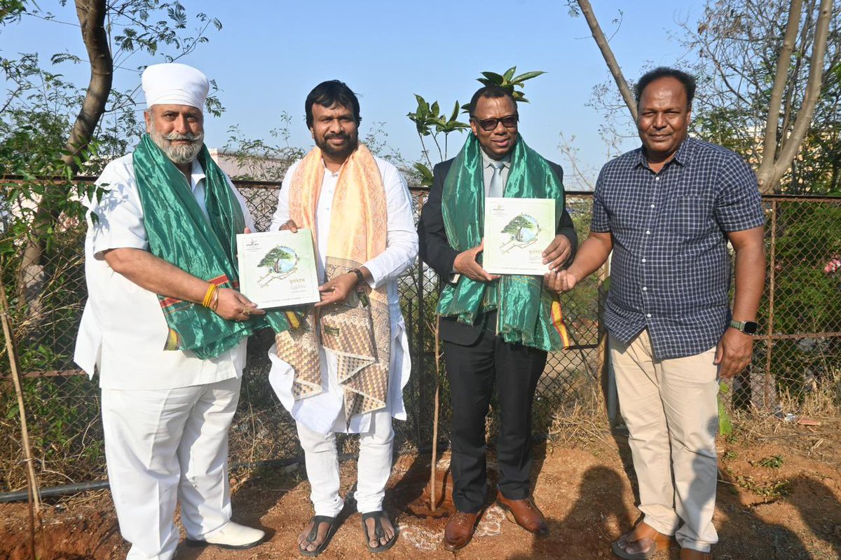 SantoshKumarBRS's tweet photo. Thank you  Mr. Thabang Linus Kholumo,  CdA, High Commission of the Kingdom of Lesotho, New Delhi for bracing #GreenIndiaChallenge by planting saplings at Shilparamam in Hyderabad. Also thanks for your encouraging words about us. 🙏 https://t.co/tZ9HCgOTd1