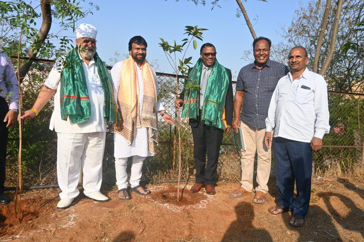 SantoshKumarBRS's tweet photo. Thank you  Mr. Thabang Linus Kholumo,  CdA, High Commission of the Kingdom of Lesotho, New Delhi for bracing #GreenIndiaChallenge by planting saplings at Shilparamam in Hyderabad. Also thanks for your encouraging words about us. 🙏 https://t.co/tZ9HCgOTd1
